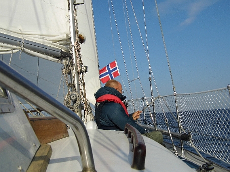 DSCI0623.JPG - Primiere: Zum ersten mal wird an Bord von Maimiti die Norwegische Gastlandsflagge gesetzt