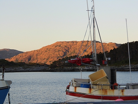 DSCI0001a.JPG - Und wenn mann dann so die "Fast" Mitternachtssonne (sind noch ca. 50 sm bis zum Polarkreis) auf dem Berg sieht, die ihn in "goldenes Licht" taucht, dann glaubt man es auch!