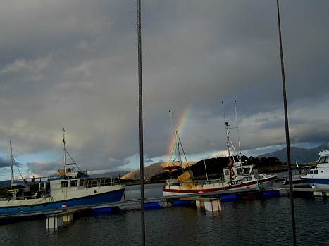 DSCI0020.JPG - Und dann regnets und spendiert auch noch einen Regenbogen. Also das mit dem selbstgemachten Trockenfisch hat zumindest heute nicht geklappt. &Atilde;�brigens: der irischen Sage nach, steht dahinten, wo der Regenbogen herunterkommt, ein Goldtopf! 