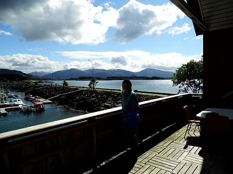 DSCI0022.JPG - Am  naechsten Morgen ist es natuerlich wieder schoen. Wenn auch kalt. Aber die Norweger gehen hier trotzdem Baden. Hier der Balkon mit Aussicht des oertlichen Segelklubs. Man kann, aehnlich wie in Haparanda, alles benutzen und steckt das Geld dann in die Kasse. Kontrolle? Hafenmeister? Nein, gibts nicht. Hier rennt einem nicht gleich beim Anlegen einer mit offerner "Kralle und gierigem Blick" hinterher.