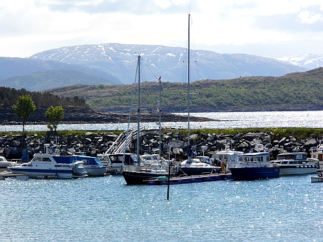 DSCI0032.JPG - Schlie&Atilde;�lich erreichen wir den kleinen Faehrhafen von Tjoetta. Kurz nach uns kam noch ein norwegischer Segler. Sonst haetten wir das Panorama mit unseren Masten allein gehabt