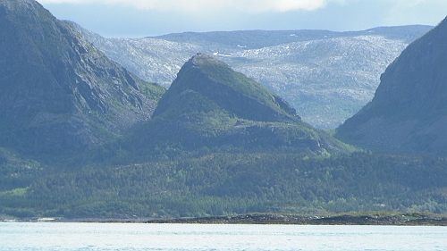 PIC_1250.JPG - Auch "King Kong" haette man nicht abschiessen muessen, sondern ihm hier ein Reservat zur Verfuegung stellen sollen. Der waere wirklich nicht aufgefallen! Gegen die Berge und Felsen haette der wie ein Kapuziner Aeffchen ausgesehen!