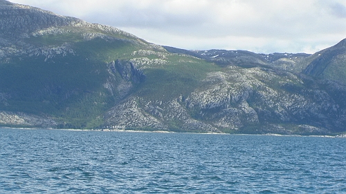 PIC_1284.JPG - Aber hier haben wir wieder einen Beweis, lange nur vermuteter Tatsachen: Godzilla existiert doch! Im Bild halb links vom Zentrum sein "Fussabdruck". Hat sich hier wahrscheinlich fluchtartig vor neugierigen Seglern in Sicherheit gebracht!