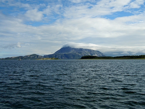DSCI0005.JPG - Schweren Herzens verlassen wir Tjoetta. Wie jeden bisherigen Hafen.... (ausser Bergen...) Die Wolken auf den Bergkuppen faszinieren mich immer wieder