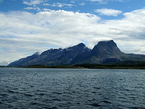DSCI0031.JPG - Sorry, Leute, wer keine Berge mag, der ist in diesem Bericht falsch ;-) Unsere Fantasie geht mit uns durch, wenn wier so etwas sehen: Mal ehrlich, das sieht doch aus, als wuerden da ein paar Drachen nebeneinanderliegen und ihre Rueckenkaemme in den Himmel strecken....