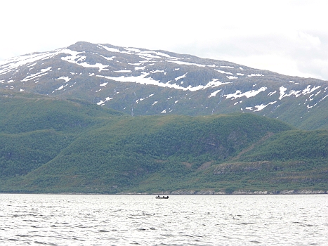 DSCI0087.JPG - Wie klein der Mensch doch angesichts dieser unglaublichen Landschaft ist, sieht man an den vier Anglern