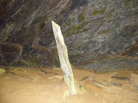 DSCI0133.JPG - Der Kamerad hier ist irgendwann wohl mal von der Decke gefallen und dann stecken geblieben. Wir stellen uns allerdings lieber vor, hier haette ein Riese seinen Schild abgestellt.