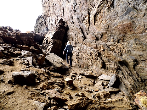 DSCI0145.JPG - Bevor uns noch etwas auf den Kopf faellt, verlassen wir die Grotte wieder. Die Bordfee etwas schneller. Ganz geheuer war es ihr ohnehin nicht