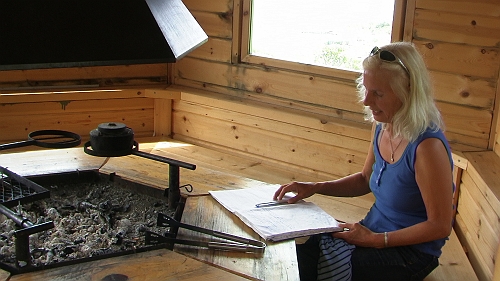 PIC_1363.JPG - In der Mitte steht tatsaechlich ein festgemauerter Grill. Alles da. Zur freien Verfuegung fuer Jedermann und -frau. Die Bordfee traegt uns gleich ins Gaestebuch ein