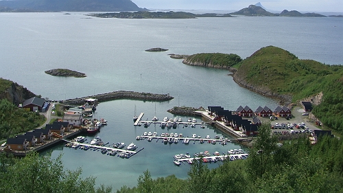 PIC_1364.JPG - Das ist Tonnes Marina von der Grillhuette gesehen. Nahezu in der Mitte, am langen Kopfsteg, das ist Maimiti