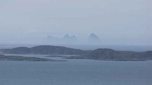 PIC_1367.JPG - Weit hinten im Dunst erkennt man diese Felseninseln. Wir sind uns sicher: Das muss die Insel von Peter Pan sein -  wo man nie erwachsen wird! Wer will das auch schon? 