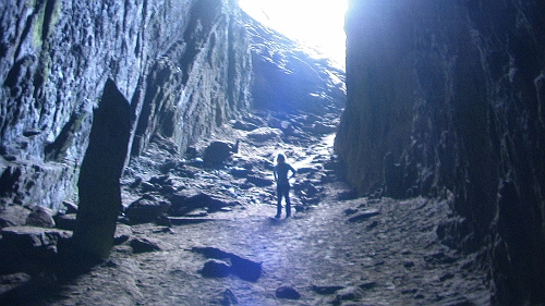 PIC_1415.JPG - Nicht ganz scharf, weil Gegenlicht und dann auch noch zu wenig. Sieht aber trotzdem aus, wie aus einem Fantasie Film und gibt ganz gut die Dimensionen wieder...