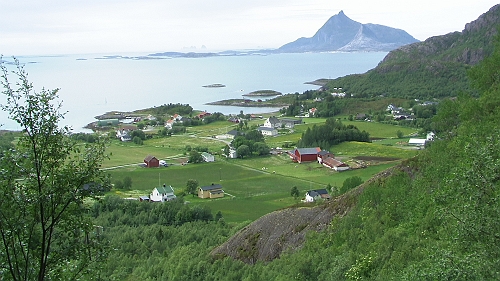 PIC_1426.JPG - Das ist der Ort Tonnes. Sieht irgendwie aus, wie die Landschaften, die auf Spielzeugeisenbahnen immer aufgebaut werden