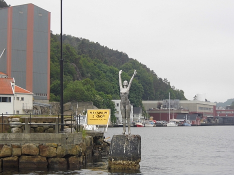 DSCI0019.JPG - NEIN! Das ist nicht meine Bordfee, die sich freut, dass es weitergeht. Das ist eine Plastik. Ob hier Aehnlichkeiten bestenhen, das behalte ich f&Atilde;&frac14;r mich ;-)