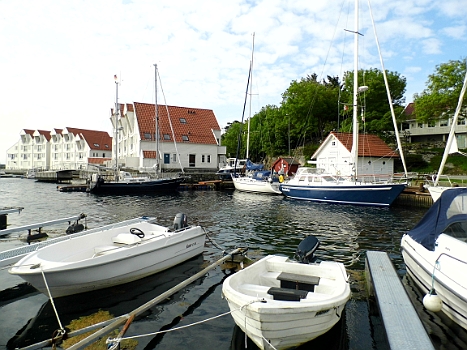 DSCI0021.JPG - Schliesslich erreichen wir Tananger. Das ist der "Oel-Hafen"  von Stavanger, also eigentlich gleichbedeutend. Von aussen gesehen, grauslich, aber wenn man mal drin ist, sehr huebsch. Das blaue Boot rechts im Bild ist die DOUOBLEFUN,  Schweden. Wir sind inzwischen schon fast eine Famiie. Treffen uns &Atilde;&frac14;berall und helfen uns gegenseitig. Deutesche haben wir erst 2 getroffen.