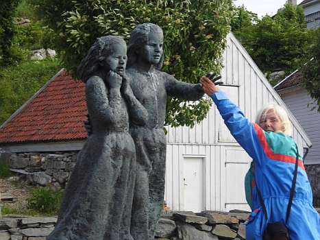 DSCI0024.JPG - Die Maedels sollen offensichtlich die Angst der Kinder demonstrieren, die sie hatten, wenn ihre Vaeter bei Sturm draussen waren. Nicky versucht zu beruhigen, doch das Grauen in den Kindergesichtern ist f&Atilde;&frac14;r alle Zeiten unverrueckbar eingebrannt!