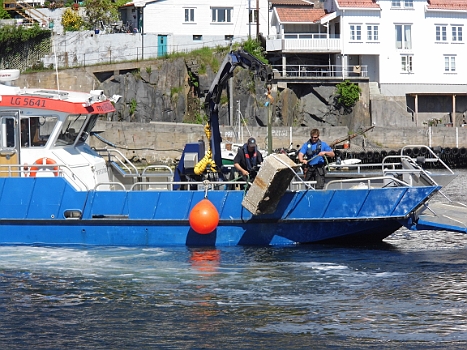 DSCI0118.JPG - An solchen Betonkloetzen werden ganze Schwimmstege befestigt. 2 Stueck pro Steg. Also mal ehrlich: wenn ich ueberlege, welche Last da im Sommer an Schiffen dran haengt, dann moechte ich das nicht in einem starken Sturm erleben. Mein Vertrauen in die Dinger hatt gelitten..