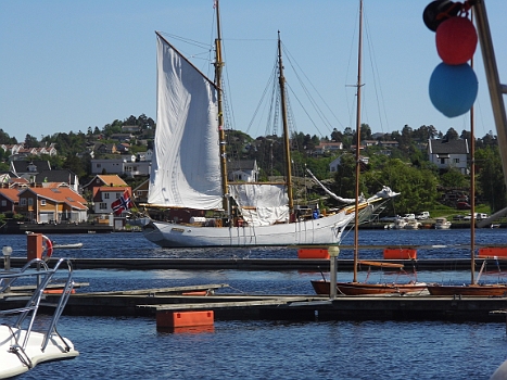 DSCI0121.JPG - Traditionsschiffe sieht man haeufig in Norwegen. Ein immer wieder herrlicher Anblick.