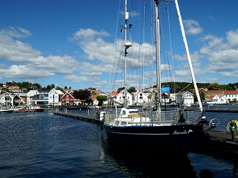 DSCI0145.JPG - Lillesand ist ein im wahsrsten Sinne des Wortes ein blitzsauberes St&Atilde;&curren;dtchen. Das hindert nicht daran, wenn man mit offenen Augen durch die Stra&Atilde;�en geht, doch den einen oder anderen sehr verhaermten Bettler zu entdecken. Ich glaube, in Norwegen ist die Zweiklassengesellschaft gelebte Realitaet. So sehr ich dieses Land mag. Ohne Geld ist man hier ....