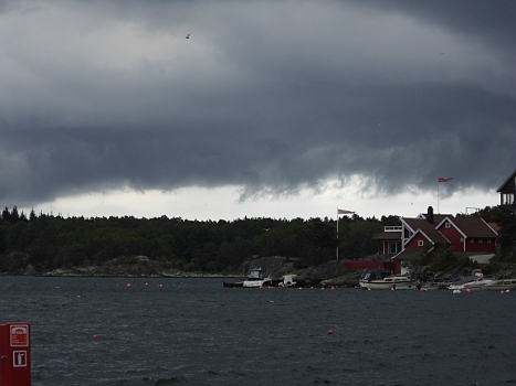 DSCI0160.JPG - Der Skipper der Bestevaer berichtet uns vo 3 m hohen Wellen "draussen". Wenn man sich so umschaut, ist das durchaus glaubhaft. Gut, dass wir geblieben sind.