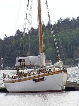 DSCI0168.JPG - Dier Kutter hatte es mir angetan! Ein schwerer Collin Archer voll aus Holz - und in hervorragendem Pflegezustand. Herz des Skippers: Schlage hoeher!
