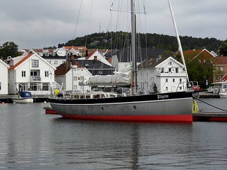 DSCI0223.JPG - Dierser "Pott", die Pilgrim, legte mit nur einem Paerchen als Besatztung an. Ich sah kommen, das das nicht klappt, und bin als helfende Hand hinzugesprungen. Im Internet erfahre ich spaeter, dass es sich um eine Bestevaer 55 ST, Baujahr 2011, 17 m lang, 23 t schwer, handelt. Es gibt nicht viele davon. Aber f&Atilde;&frac14;r eine 2 Personencrew ist dieser Pruegel definitiv zu gross!