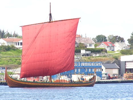 DSCI1016.JPG - Einlaufen in Haugesund. Wie man sieht: Wir sind nicht dier ersten. Die Wikinger sind schon da!