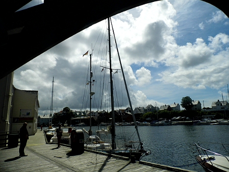 DSCI1021.JPG - Wie sagte die Bordfee doch so schoen: meinst du, du passt da in die Luecke? Klar doch, meint der Skipper. Was wir beide nicht gesehen haben, war, dass der Brueckenbogen an dieser Stelle rapide abwaerts geht. "Schon mal nach oben geschaut?" sagt der Hfenmeister zum Glueck rechtzeitig... Knapp einen Meter haben wir noch, bevor der Gro&Atilde;�mast mit der Bruecke kollidiert. Die Kratzer in der Bruecke an dieser Stellle reden eine berede Sprache...