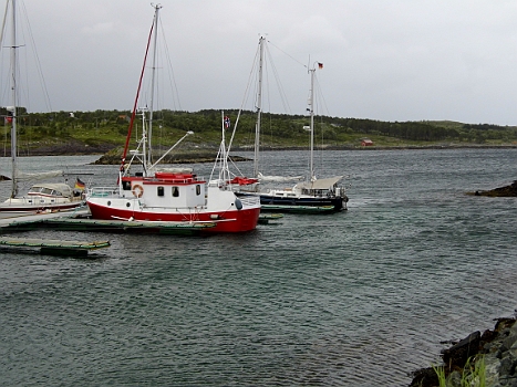 DSCI0223.JPG - Es stuermt in Leka. Ungluecklicherweise bekamen wir nur noch einen Platz, bei dem wir den Wind voll breitseits hatten. Von Steuerbord nach Backbord gings somit einige Tage bergauf...