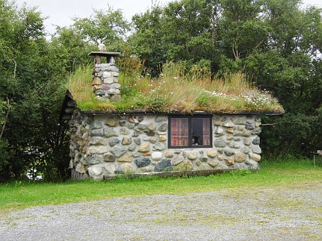 DSCI0230.JPG - Solche Huetten kann man hier mieten, wenn man es rustikal mag.