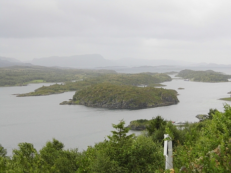 DSCI0232.JPG - Als der Regen etwas nachlaesst schnappen wir uns zwei Raeder und gehen auf Tour. wir verspueren massiven Bewegungsmangel, neben dem durch fehlenden Sonnenschein verursachten Vitamin D Mangel... Allzuweit kann man vom Campingplatz, den wir uns ansehen wollten, nicht sehen. Der Horizont verliert sich im Grau