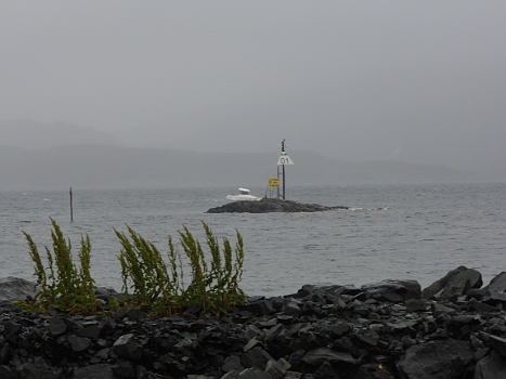 DSCI0238.JPG - Manch Unentwegter war mit dem Motorboot unterwegs, oder musste dies sein, denn ein Motorboot ist zwischen den Inseln wie ein Auto.Wir warten auf Besserung, wie andere auch. Ein Schwede, den wir schon in Mandal trafen, gibt auch den Nordkurs auf. Wir schlie&Atilde;�en uns dem an! Schade, aber sinnvoll, wenn man die weiteren Vorhersagen betrachtet.