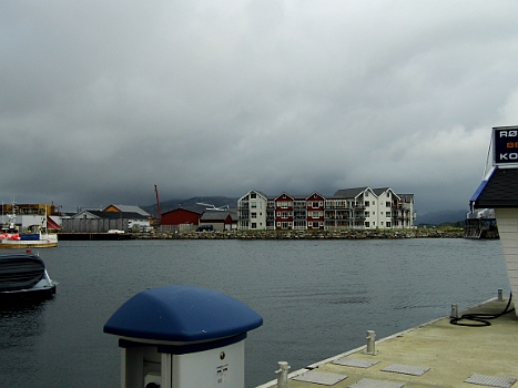 DSCI0240.JPG - Wir treten den Rueckzug nach Sueden an. Kurzer Stop in Roervik, aber wie man sieht, auch hier Schietwetter
