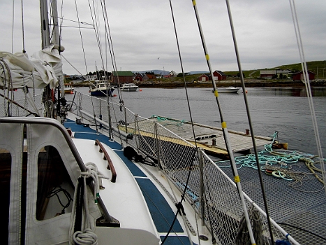 DSCI0250.JPG - Zum Glueck gelingt der Sprung von round about 35 sm ueber die Folla problemlos, aber das war's dann auh schon wieder! Galewarning fuer die gesamte Kueste von Fedje bis Lofoten. Wir haengen wieder fest. Auf jeden Fall ist Setervagen besser als Roervik.