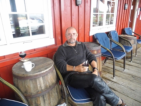 DSCI0577.JPG - Das Glas Rotwein hilft ein wenig, das Wetter zu ertragen, aber alle Skipper im Hafen laufen mit saurer Mine herum. 