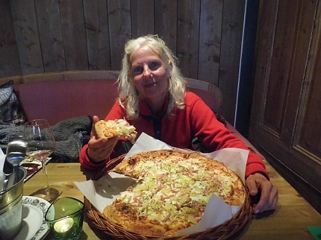 DSCI0585.JPG - Gut, tun wir halt was fuer den Magen. Das die Pizza Hawai hier aber auch die Groesse der Insel Hawai hat, damit war nicht zu rechnen. Die Bordfee gehts an, muss dann aber doch kapitulieren.