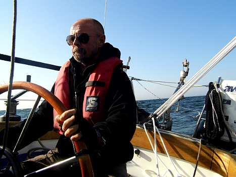 DSCI0017.JPG - 15.05., wir haben gebnug von Sassnitz. Uns erwartet eine alte Welle, die so gar nicht zu den 4 Bft. passen will. Unter Genua und Besan kommen wir mit gut 5 kn voran. Es sind ja nur 10 sm bis Lohme, unserem erkl&Atilde;&curren;rten Ziel.