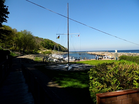 DSCI0028.JPG - Angekommen in Lohme. Das Anlegen in den gro&Atilde;�en Boxen, mit Seitenwind und ohne Nachbarn war nicht ganz einfach, aber daf&Atilde;&frac14;r sind wir zum ersten mal das gr&Atilde;&para;&Atilde;�te Segelschiff in einem Hafen! Warum? Wir sind das einzige!