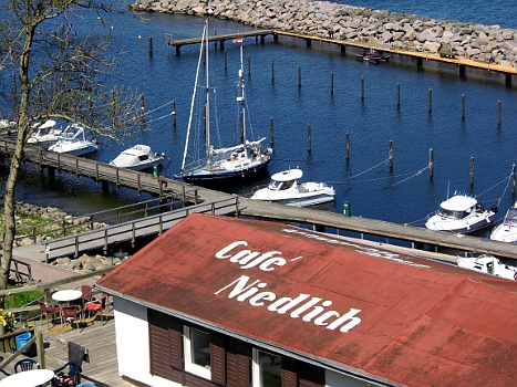 DSCI0039.JPG - Hinter dem Caf&Atilde;&copy; Niedlich liegt Maimiti friedlich... 