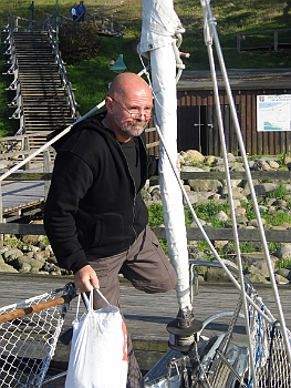 DSCI0145.JPG - Ein bisschen beweglich muss zum an Bord kommen schon sein...