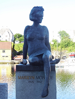 DSCI0003.JPG - Das Denkmal fuer Marilyn Monroe in Haugesund. Ich finde, es ist sehr gut gelungen und drueckt viel von der Persoenlichkeit aus.