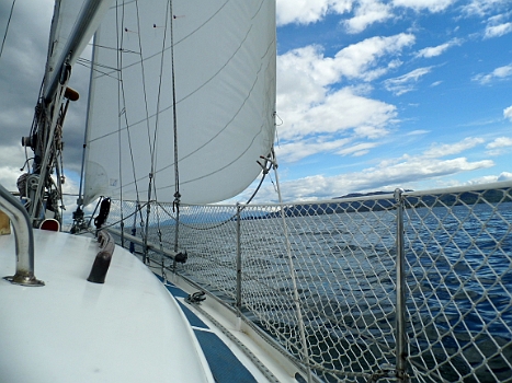 DSCI0015.JPG - Bei leichtem wind rauscht Maimiti weiter gen Norden. Das naechste Ziel Richtung Bergen soll Leirvik sein. Ein Hafen, den wir noch nicht kennen.