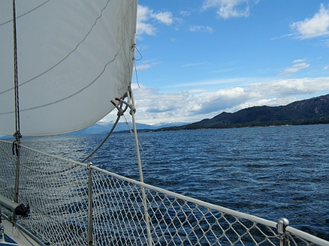 DSCI0025.JPG - Die Landschaft wird immer "norwegischer". Die Berge werden hoeher und man sieht erste Schneefelder darauf. Das ist das Norwegen, was wir suchen.