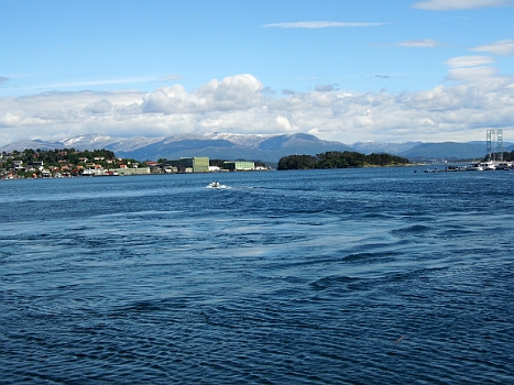 DSCI0043.JPG - Wir haben Leirvik erreicht und gehen ein Pils trinken. Vom Hafenrestaurant aus bietet sich ein wundervoller Ausblick auf die umgebende Landschaft. Da schmeckt das Bier, wenn auch sauteuer, doppelt gut.