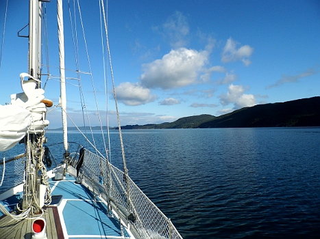 DSCI0063.JPG - Ein in den letzten Tagen eher seltener Anblick: Flaute und blauer Himmel. Seit Bergen ist das Wetter extrem unbestaendig. Viel Regen, vor allem nachts.