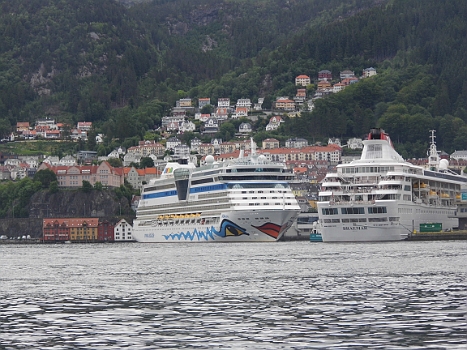 DSCI0075.JPG - Wir laufen in Bergen ein. Fraeulein Schmunzelmund, die AIDA, ist schon da. 