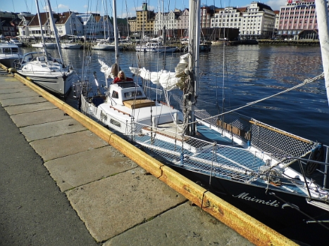 DSCI0092.JPG - Aber wir haben es geschafft und das Wetter ist im Moment auch ganz ordentlich. So kann man auch mal einen Landgang machen, obwohl Bergen ausser Versorgungsmoeglichkeiten fuer uns eigentlich nur voellig ueberteuerten Touristenkram zu bieten hat.