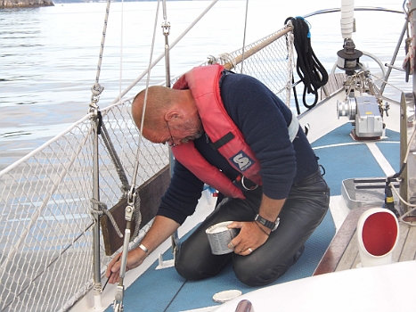 DSCI0099.JPG - Tja, ein Stahlschiff benoetigt immer Pflege, will man nicht im Rost ersaufen. Und so wird bei jeder sich bietender Gelegenheit auch die kleinste Stelle sofort mit Aceton abgerieben und mit Farbe versehen. 