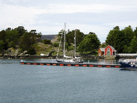DSCI0106.JPG - Geschafft! Nach der 15 m hohen Bruecke und der darauf folgenden Hochspannungsleitung mit ebenfalls nur 15 m sind wir wieder in dem idyllischen Hafen Hardbakke.