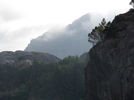 DSCI0126.JPG - Als wir Hardbakke verlassen haengen die Wolken wieder extrem tief. Das Wetter ist ....